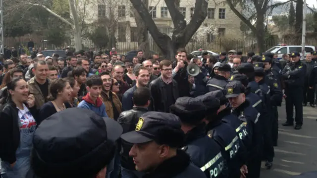 Одновременно у прокуратуры Грузии прошла и акция противников бывшего президента