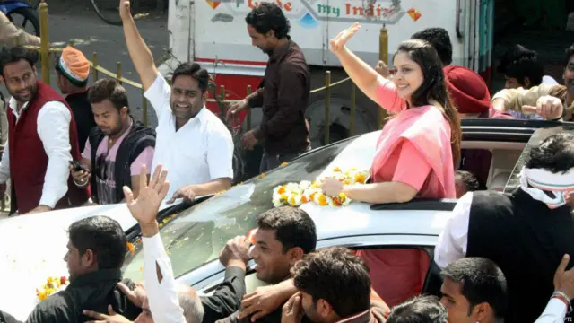 بھارت میں فلم اور سیاست کا چولی دامن کا ساتھ رہا ہے۔ یہاں بعض ایسے ستاروں کو دیکھا جا سکتا ہے جو پہلی بار انتخابات میں اترے ہیں۔ تصویر میں بالی وڈ اداکارہ نغمہ نظر آ رہی ہیں جو میرٹھ سے کانگریس کی امیداوار ہیں۔