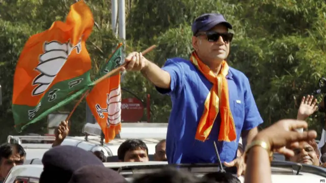 اداکاروں نے سیاست کے میدان میں خوب نام کمایا ہے خواہ وہ جے للتا ہوں یا پھر سنیل دت۔ یہاں بالی وڈ کے اداکار پریش راول کو دیکھا جا سکتا ہے جو مشرقی احمدآباد سے بی جے پی کے امیدوار ہیں۔