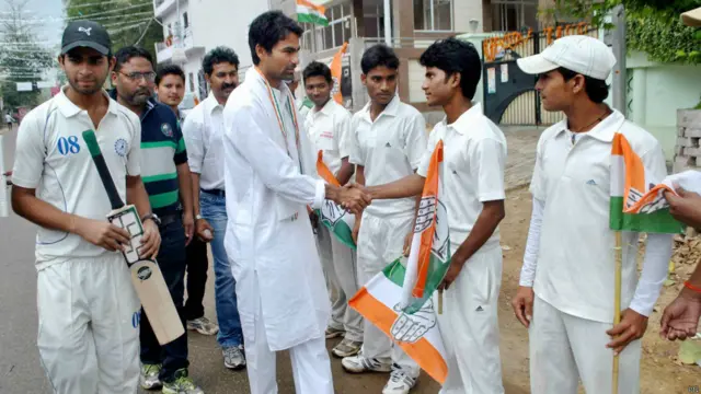 بھارت میں کرکٹ کے بعض کھلاڑی سیاست میں آ چکے ہیں جن میں اظہرالدین اور کیرتی آزاد شامل ہیں۔اس بار محمد کیف اترپردیش میں پھول پور انتخابی حلقے سے کانگریس کے امیدوار ہیں۔