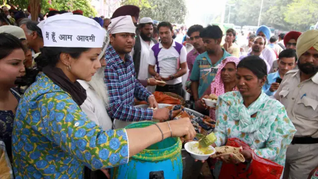 فلم اداکارہ گل پناگ جنھوں نے فلم ڈور میں اپنی اداکاری کا لوہا منوایا اب وہ بھارتی سیاست میں ہلچل پیدا کرنے والی عام آدمی پارٹی کی جانب سے پنجاب کے چنڈی گڑھ سے انتخابات کے میدان میں ہیں۔