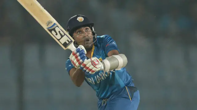 جے وردھنے کے تین کیچ ڈراپ ہوئے اور انھوں نے نواسی رن بنائے