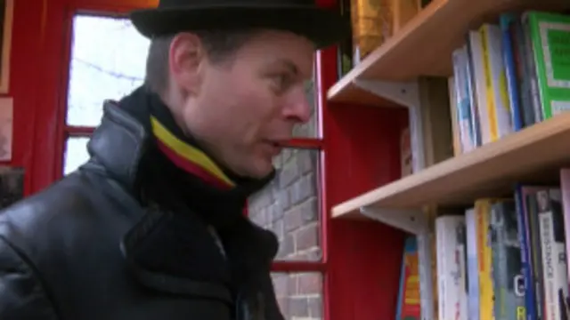 Sebastian Handley na micro-biblioteca. Foto: BBC