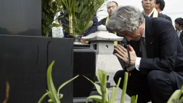 Cựu thủ tướng Junichiro Koizumi viếng mộ Cố Thủ tướng Fukuda