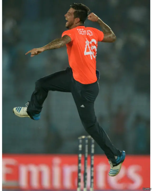 ڈیرن بینچ سب سے زیادہ مہنگے ثابت ہوئے ان کے دس اوور میں بیالیس رن پڑے۔