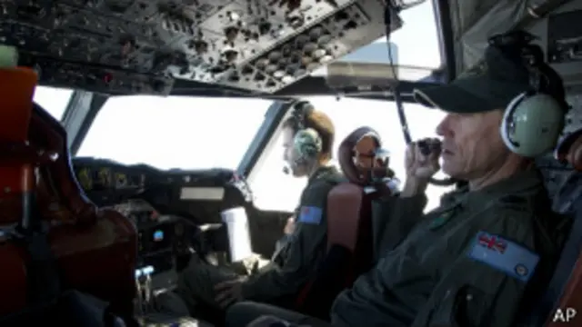 طیارے کی تلاش کا عمل جمعے کو شمال مشرق میں 1100 کلومیٹر دور منتقل کر دیا گیا