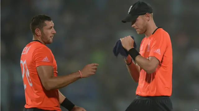 انگلینڈ کے کھلاڑیوں نے اوس کی وجہ سے کئی کیچ چھوڑے جو بہت مہنگے ثابت ہوئے۔