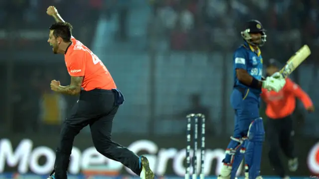 ڈیرن بینچ کی گیند پر جے وردھنے کا کیچ نکلا پکڑا گیا لیکن تھرڈ ایمپائر نے اسے آؤٹ نہیں دیا۔