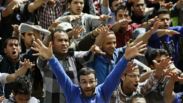 يرفض أنصار مرسي ما يصفونه بـ"انقلاب عسكري" على الرئيس المنتخب. 