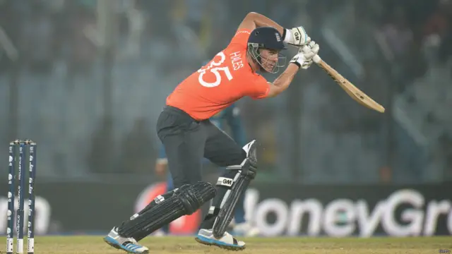 ہیلز نے میدان کے چاروں طرف زبردست شاٹس کھیلنے 