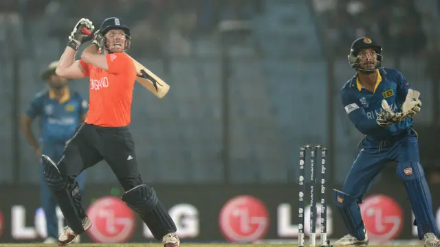 انگلینڈ کی دو وکٹیں گرنے کے بعد ہیلز اور مورگن نے اننگز سنبھال لی۔