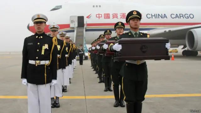 韩方将437名中国志愿军遗骸移交给中方（28/03/2014）