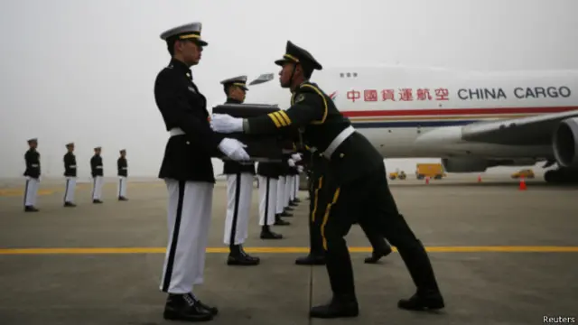 韩国军人向中方移交志愿军烈士遗骸棺木（28/03/2014）