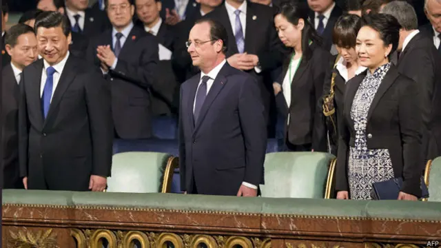 (從左至右)習近平、奧朗德與彭麗媛到凡爾賽宮出席音樂會(27/3/2014)