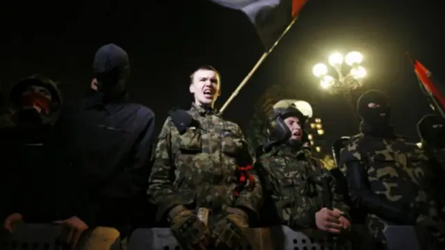 Hàng nghìn người biểu tình đã tụ tập phía trước trụ sở Quốc hội Ukraine tối 27/3