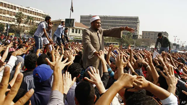 يطالب أنصار مرسي بعودته لسدة الحكم. 