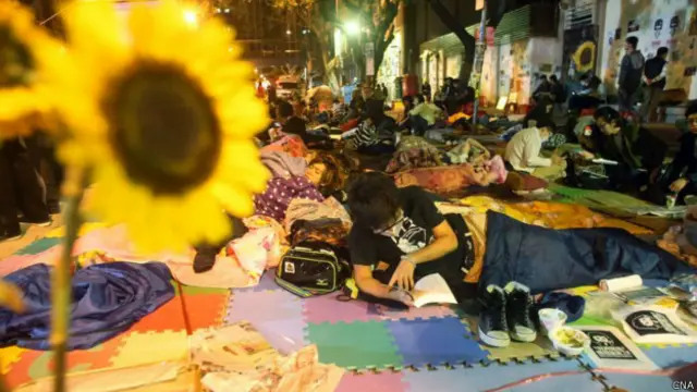 在台北立法院外青岛东路上据守的反服贸学生挑灯夜读(台湾中央社图片28/3/2014)