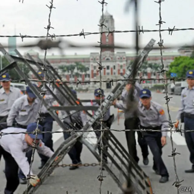 台湾警方在台北凯达格兰大道前架设拒马(台湾中央社图片28/3/2014)