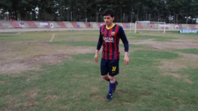 هیچ کدام از دانش‌آموزان کریم نام و یا نام خانوادگی او را نمی‌دانند و از همان روزهای اولی که به این مدرسه آمد، او را 'استاد مسی' صدا کردند.