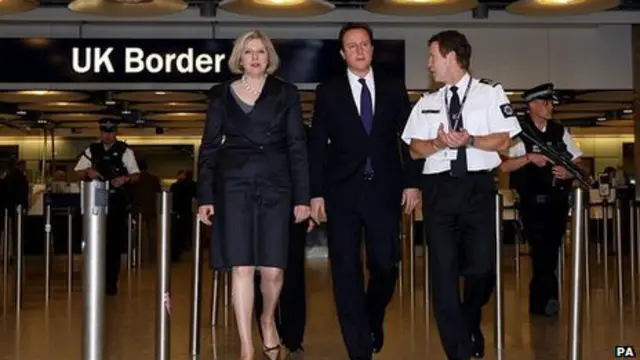 首相和內政大臣視察邊檢。唐寧街10號依然堅稱政府實現削減移民人數的目標不變。