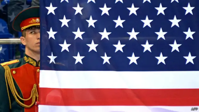 Российский военный и американский флаг