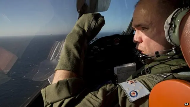 मलेशिया के लापता विमान को खोज रहा दल