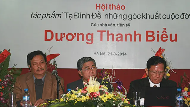Buổi ra mắt sách của ông Dương Thanh Biểu (ngoài cùng bên phải) ở Hà Nội