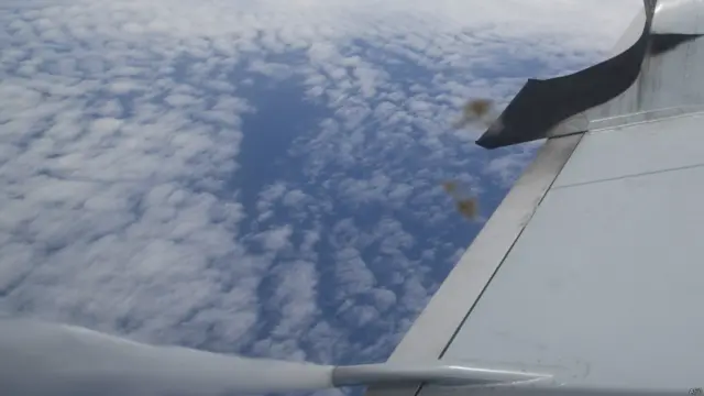 بحری جہازوں کے علاوہ تلاش کے اس کام میں درجنوں ہوائی جہاز بھی شامل ہیں جو جدیدترین آلات سے لیس ہیں۔