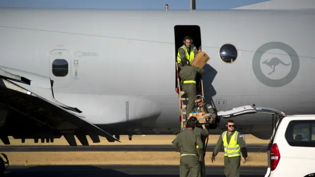 آسٹریلیوی فضائیہ کے طیارے تلاش کے اس کام میں پیش پیش ہیں اور فضائیہ کے پی سی تھری اورین طیارے بھی اس کام میں شامل ہیں۔