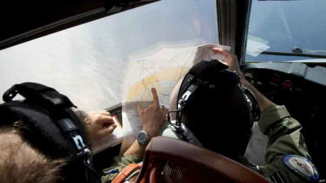 آسٹریلیوی حکام کا کہنا ہے کہ یہ کام دنیا کے دور افتادہ ترین سمندروں میں کیا جا رہا ہے۔ ابتدا میں جس جگہ جہاز کے ممکنہ ٹکڑوں کے دیکھے جانے کی اطلاع ملی تھی اب اس مقام سے کئی ہزار میل دور جہاز کی تلاش ہو رہی ہے۔