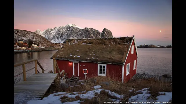 كوخ أحمر في النرويج