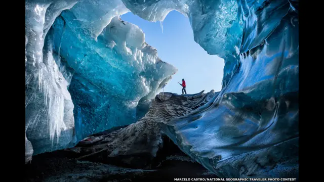 كهف جليدي يتكون في فصل الشتاء بإيسلندا