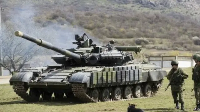 Российские танки и солдаты в Крыму
