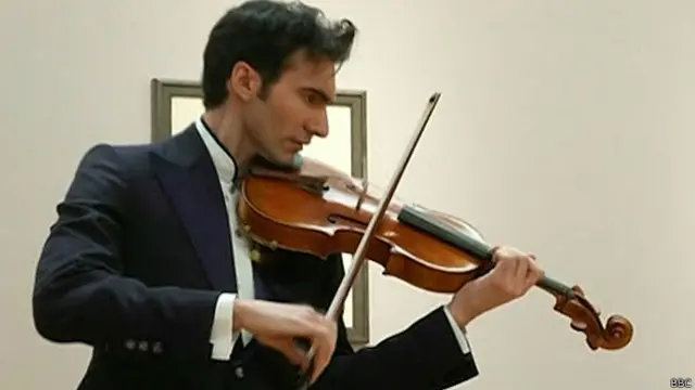 David Aaron Carpenter toca a viola Stradivarius (BBC)