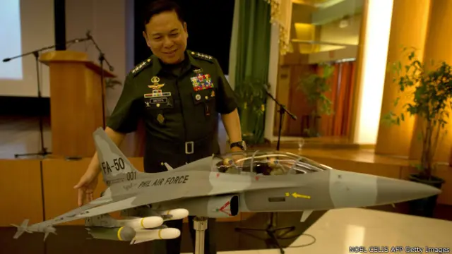 Tổng tham mưu trưởng Philippines Emmanuel Bautista ngắm mô hình chiến đấu cơ FA-50 sau lễ ký hợp đồng với hãng KAI của Hàn Quốc