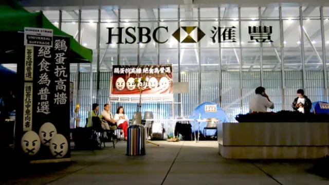 香港泛民主派立法會議員於匯豐銀行總行門外絕食（28/3/2014）