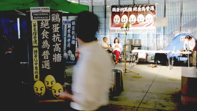 香港泛民主派立法會議員於匯豐銀行總行門外絕食（28/3/2014）