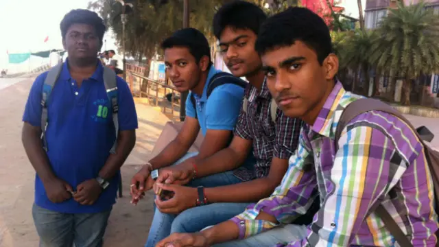 महाराष्ट्र के कोंकण इलाक़े में अलीबाग़ के समुद्र तट पर नई पीढ़ी के चेहरे.
