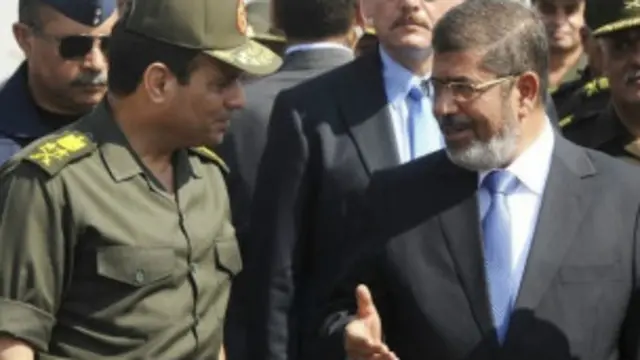 معزول صدر محمد مرسی نے عبدالفتاح السیسی کو اگست 2012 میں ملک کا وزیرِ دفاع اور فوج کا سربراہ مقرر کیا تھا