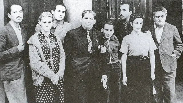 Desde muy joven, Octavio Paz (tercero de izq. a der.) supo que la literatura -en especial la poesía- era su vocación y empezó a cultivarla con asiduidad. En su juventud fue un entusiasta militante de izquierda. Con su primera esposa, la también escritora Elena Garro (segunda de izq. a der.), viajó a España en plena Guerra Civil a apoyar a la República. Después se alejaría de sus posturas de izquierda y se inclinaría por el liberalismo. (Foto: cortesía de Julio Estrada)