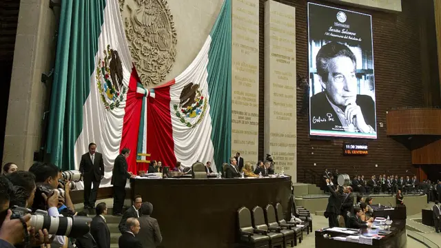 Octavio Paz, al final de su vida, era visto por muchos de sus críticos como un "hombre del aparato", cercano al PRI. El partido, de regreso en el poder, ciertamente lo percibe así. Sin embargo, la obra de Paz contiene suficientes ejemplos de lucidez y disidencia como para que sea reevaluado como lo que es: un autor inteligentísimo, sensible, incómodo y que no cesa de sorprender. En la imagen, sesión solemne en el congreso dedicada a Octavio Paz. (Foto: periódico Milenio). (Textos: Juan Carlos Pérez Salazar) 