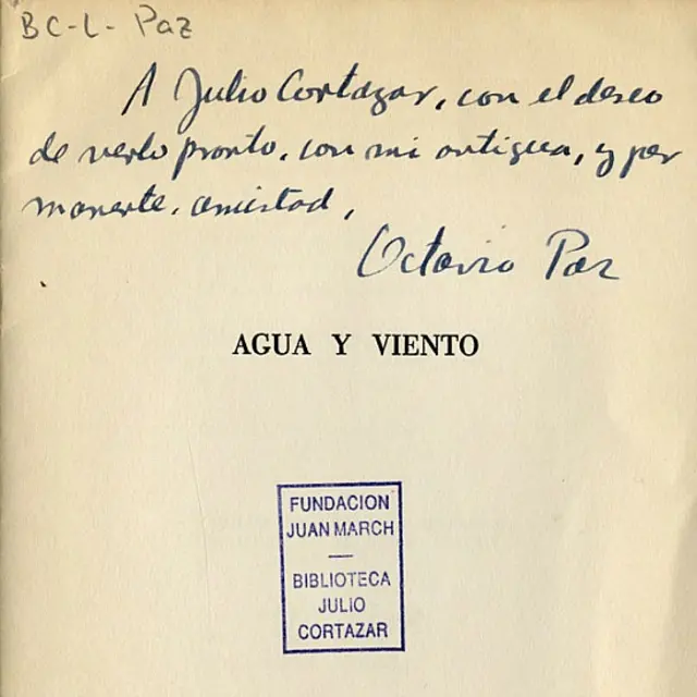 Aunque por edad no formó parte del llamado "Boom", Paz mantuvo una cordial relación con la mayoría de los grandes escritores latinoamericanos, incluidos aquellos que no compartían su visión política, como Pablo Neruda -con quien tuvo una accidentada amistad- y Julio Cortázar. (Foto: cortesía de la Biblioteca Julio Cortázar)