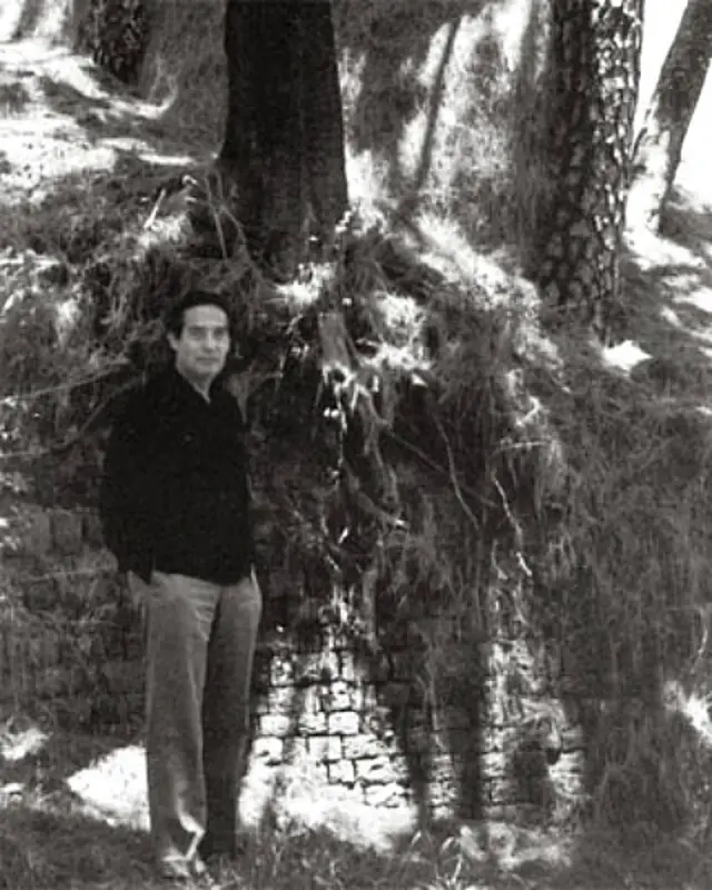 Varios encuentros fueron vitales en la vida de Octavio Paz. Uno de ellos fue con India, el país donde fue embajador entre 1963 y 1968 (renunció ese año como protesta por la matanza de estudiantes de Tlatelolco). Sobre esta nación son sus libros "El mono gramático" -poema en prosa- y "Vislumbres de la India", el último que publicó en vida. (Foto: Octavio Paz en India)