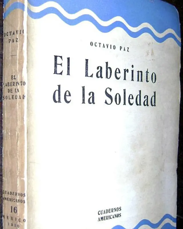 A pesar de que la poesía era su favorita, Octavio Paz se dio a conocer con su pimer libro de ensayos "El Laberinto de la Soledad", en el que explora el ser mexicano. Lo escribió en París, donde trabajaba en la embajada de su país. En la foto, primera edición de su afamado libro.