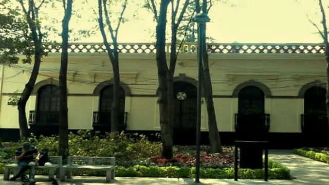 Octavio Paz Lozano nació en el poblado de Mixcoac -ahora absorbido por Ciudad de México- el 31 de marzo de 1914. Su abuelo Ireneo -novelista popular y director de periódicos- fue una temprana influencia. Su padre, también llamado Octavio, fue secretario de Emiliano Zapata. En la foto, la casa donde nació el poeta. (Foto: cortesía de Revista Chilango)