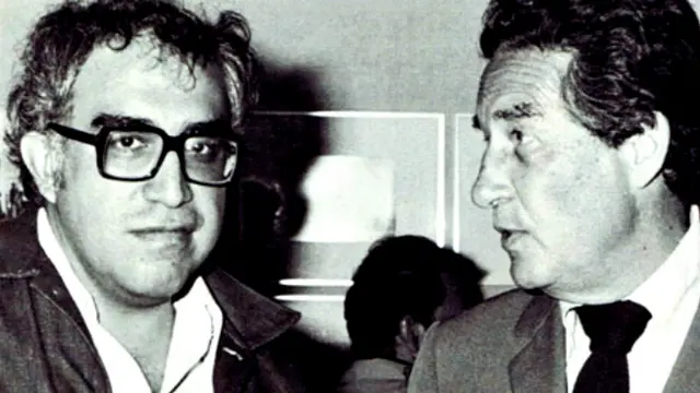Octavio Paz fue una presencia activa en la vida cultural de México, donde, además de las revistas que dirigió, hizo televisión, organizó conferencias y debates. En la foto, Paz con Carlos Monsiváis, otro destacado intelectual de México. (Foto: cortesía del Museo del Estanquillo)