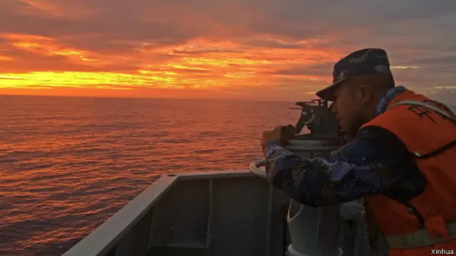 海軍井岡山艦抵南印度洋新任務區開始搜索（29/03/2014）