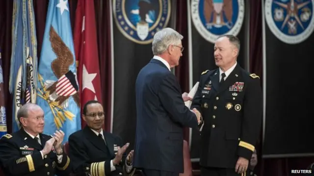 哈格尔（中）与退休的国家安全局亚历山大上将握手（28/3/2014）