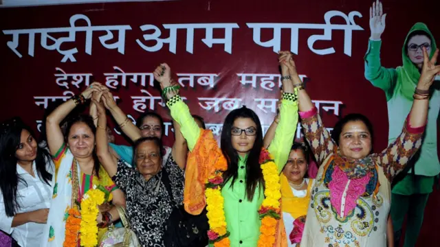 اپنے بے باک انداز کے لیے معروف اداکارہ راکھی ساونت نے دو قدم آگے بڑھ کر اپنی ہی پارٹی لانچ کر دی ہے۔ ان کی پارٹی کا نام ہے راشٹریہ عام پارٹی اور وہ ممبئی سے سیاسی میدان میں امیدوار ہوں گی۔