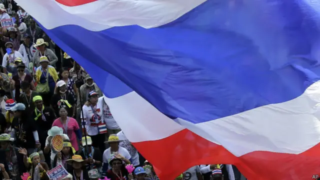 Sau thời gian căng thẳng tạm lắng, hàng chục ngàn người lại đổ xuống đường phố Bangkok
